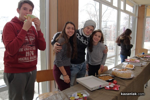 Учениците от СУ “Екзарх Антим I“ организираха благотворителен базар за Маги