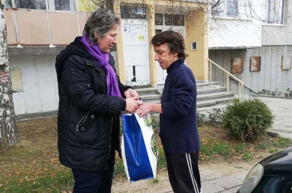 15 възрастни хора бяха зарадвани от Жени ГЕРБ за Коледно-новогодишните празници