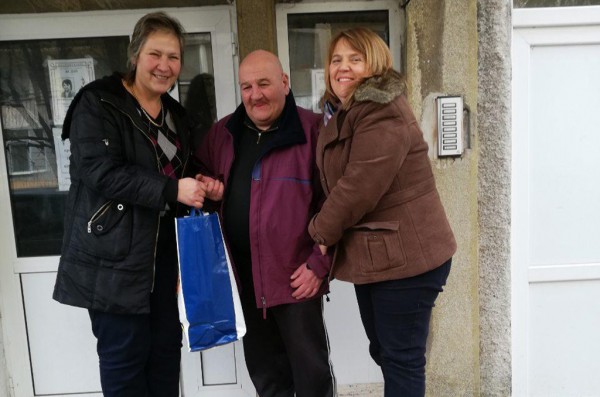 15 възрастни хора бяха зарадвани от Жени ГЕРБ за Коледно-новогодишните празници