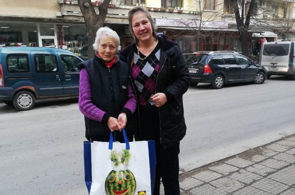 15 възрастни хора бяха зарадвани от Жени ГЕРБ за Коледно-новогодишните празници