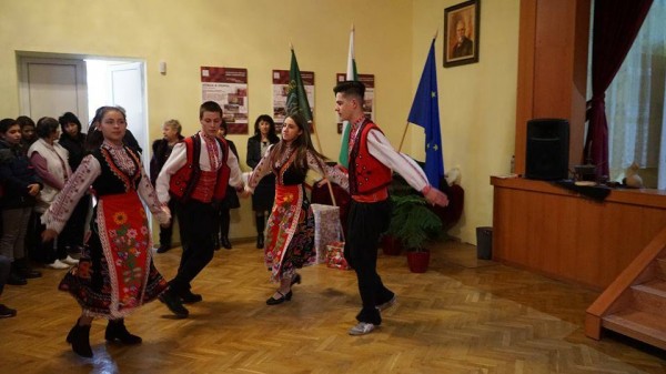 Хаджиеновци посрещнаха Коледа с игри и награди