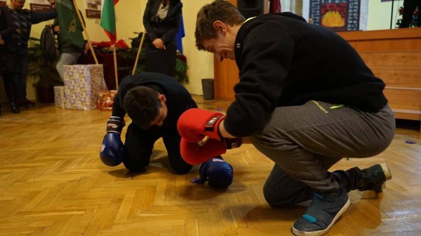 Хаджиеновци посрещнаха Коледа с игри и награди