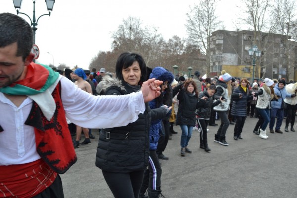 Казанлъчанинът Костадин Димитров грабна кръста в ледените води на Старата река