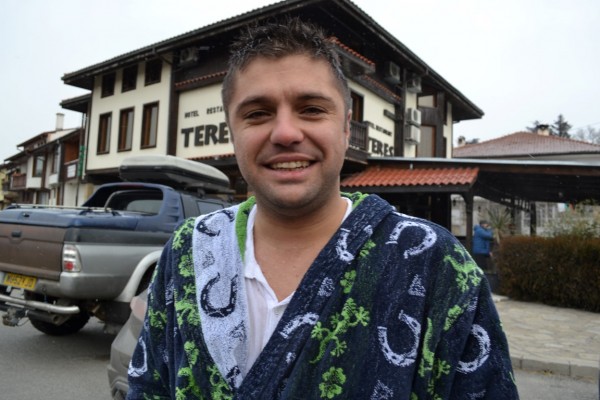 Казанлъчанинът Костадин Димитров грабна кръста в ледените води на Старата река