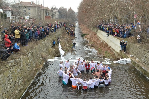 Казанлъчанинът Костадин Димитров грабна кръста в ледените води на Старата река