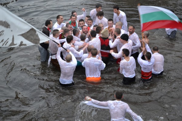 Казанлъчанинът Костадин Димитров грабна кръста в ледените води на Старата река