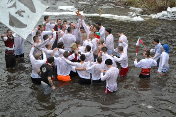 Казанлъчанинът Костадин Димитров грабна кръста в ледените води на Старата река