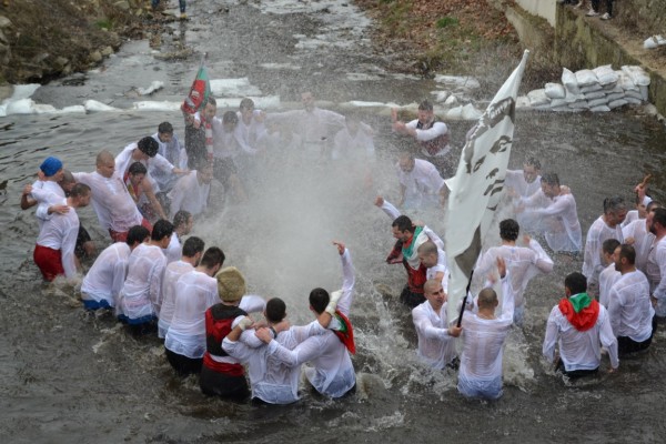 Казанлъчанинът Костадин Димитров грабна кръста в ледените води на Старата река