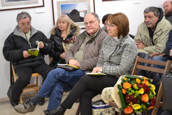 Цветя за Иванка Краваева и първата й книга „Сълзи за България“