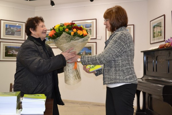 Цветя за Иванка Краваева и първата й книга „Сълзи за България“