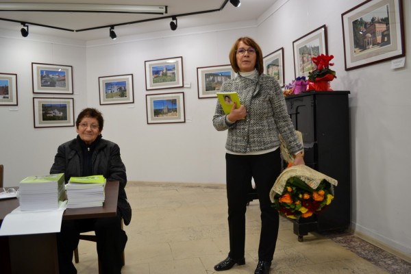 Цветя за Иванка Краваева и първата й книга „Сълзи за България“