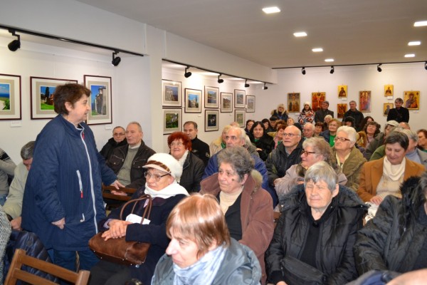 Цветя за Иванка Краваева и първата й книга „Сълзи за България“