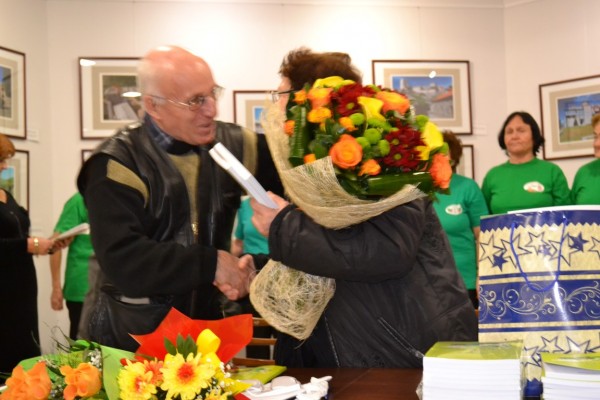 Цветя за Иванка Краваева и първата й книга „Сълзи за България“