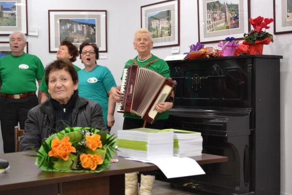 Цветя за Иванка Краваева и първата й книга „Сълзи за България“