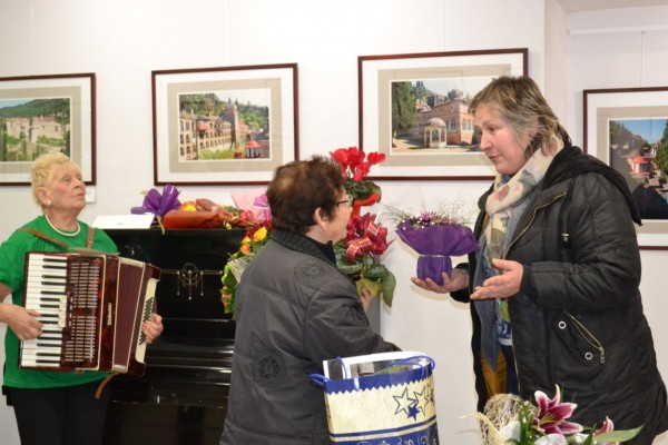 Цветя за Иванка Краваева и първата й книга „Сълзи за България“