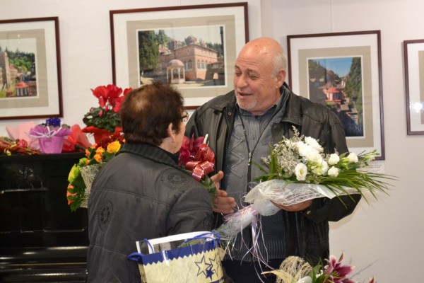 Цветя за Иванка Краваева и първата й книга „Сълзи за България“