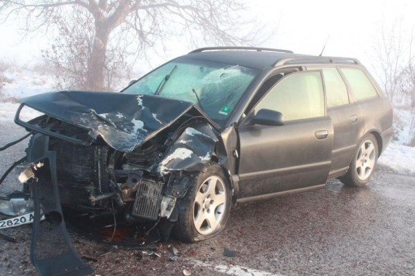 Верижна катастрофа заради заледен път край Крън