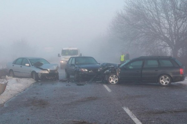 Верижна катастрофа заради заледен път край Крън