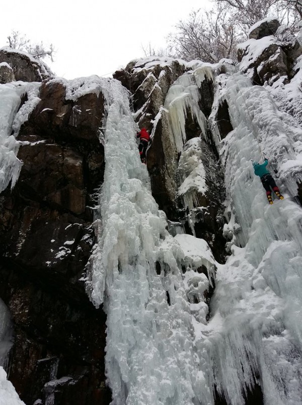Алпинисти се катериха по замръзналия Боянски водопад