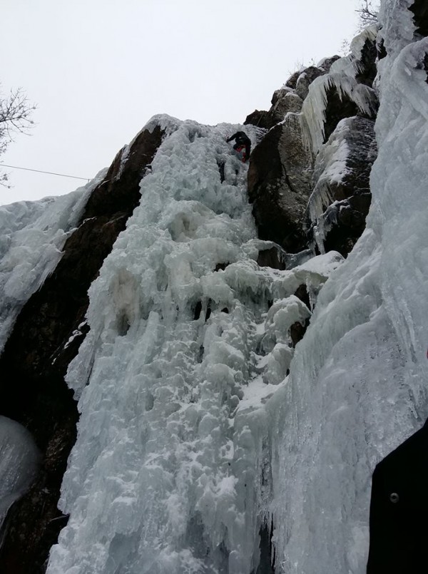 Алпинисти се катериха по замръзналия Боянски водопад