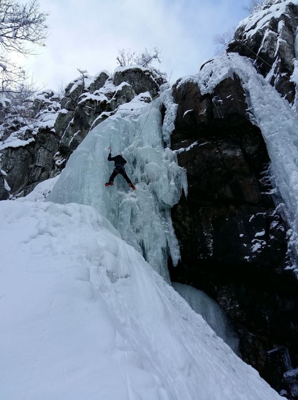 Алпинисти се катериха по замръзналия Боянски водопад