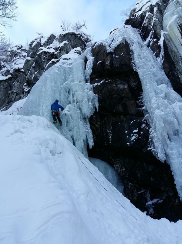 Алпинисти се катериха по замръзналия Боянски водопад