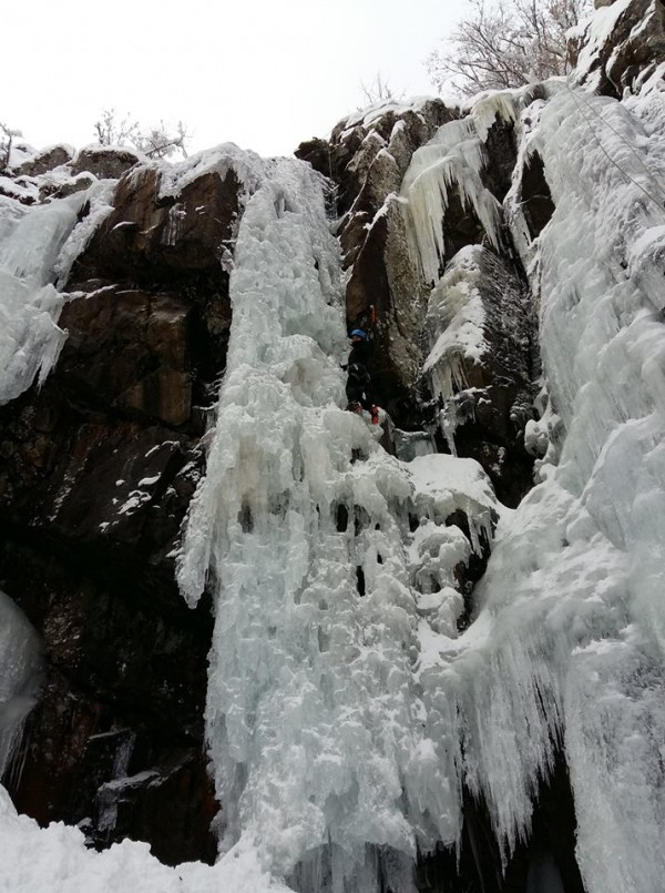 Алпинисти се катериха по замръзналия Боянски водопад