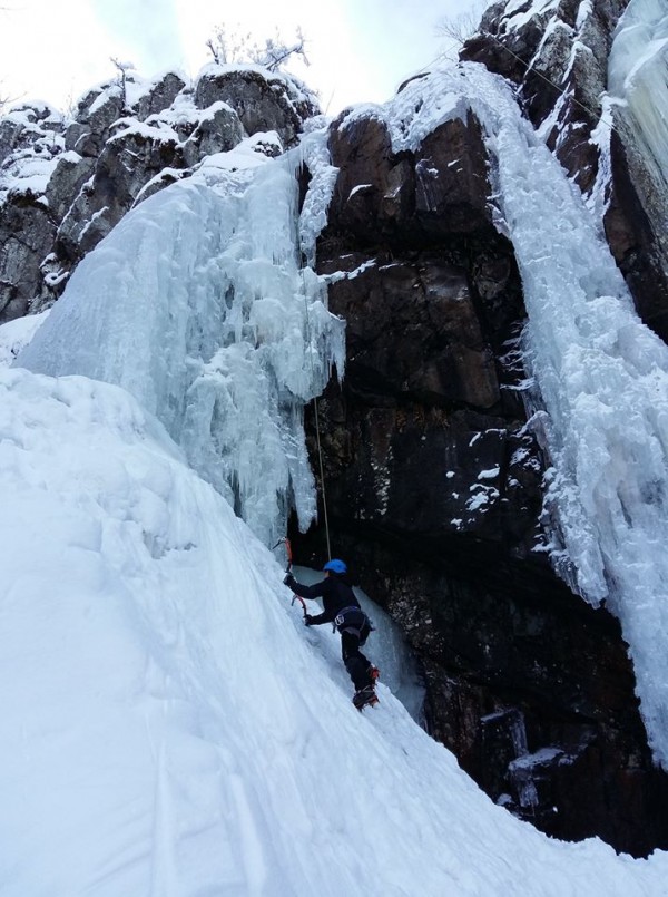 Алпинисти се катериха по замръзналия Боянски водопад