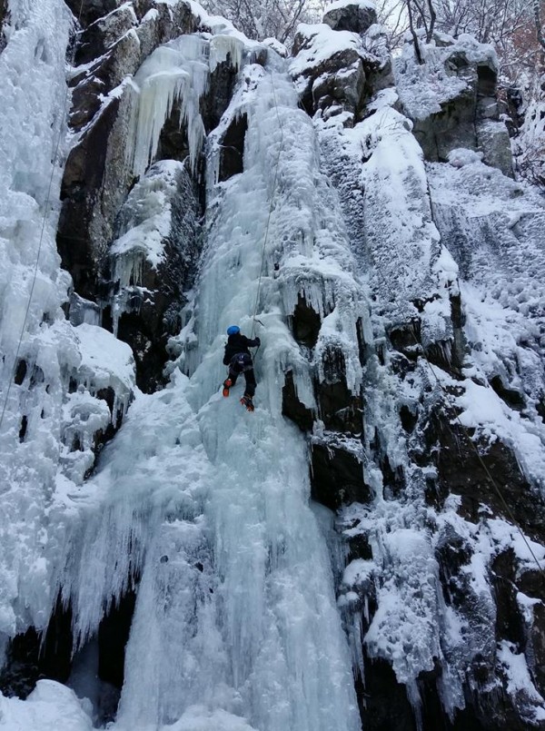 Алпинисти се катериха по замръзналия Боянски водопад