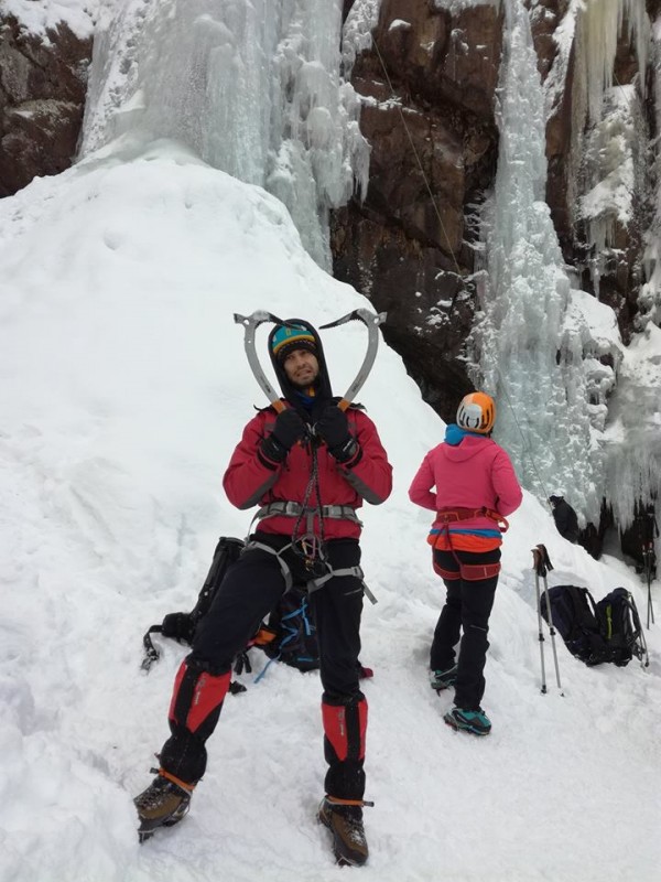 Алпинисти се катериха по замръзналия Боянски водопад