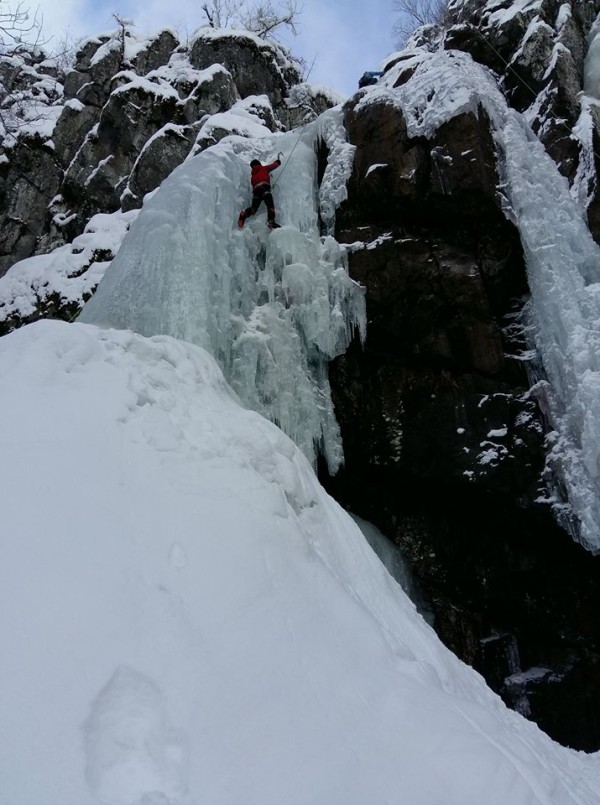 Алпинисти се катериха по замръзналия Боянски водопад