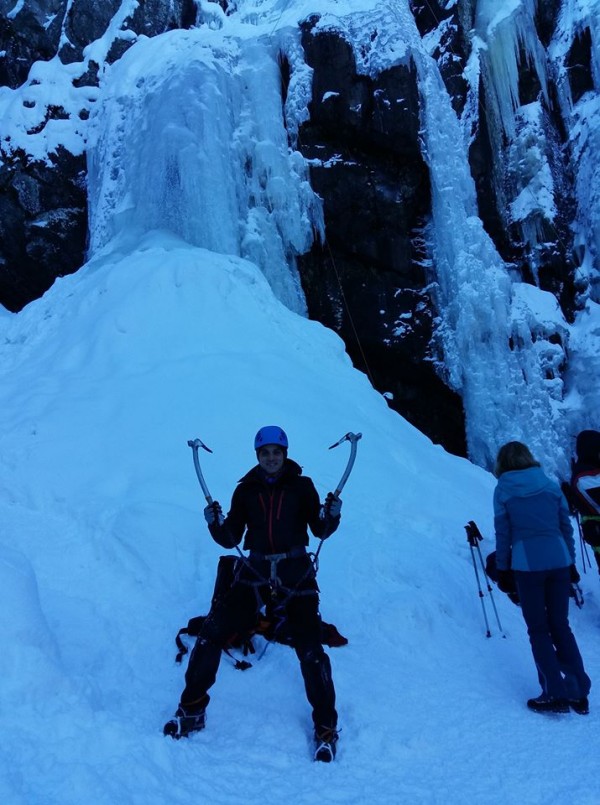 Алпинисти се катериха по замръзналия Боянски водопад