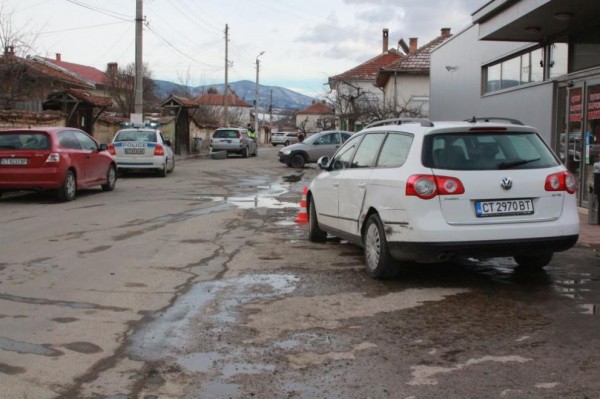 Мъж е с опасност за живота, след като бе пометен от кола в Енина