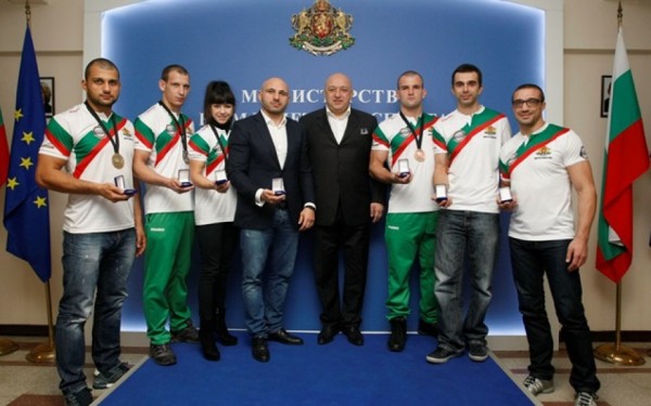 Балканският шампион по ММА Дориан Дерменджиев доброволец в читалище