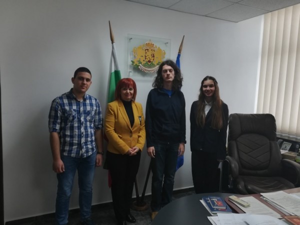 Казанлъшки ученици гостуваха в Областна администрация за 20 г. рожден ден