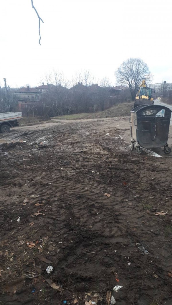 След сигнали в РепорТИ почистиха сметище в Казанлък и заравняват улица в Копринка