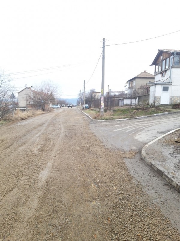 След сигнали в РепорТИ почистиха сметище в Казанлък и заравняват улица в Копринка