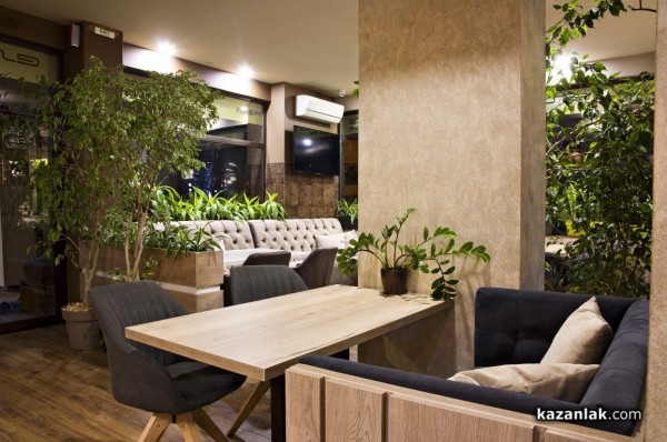 Bar & Dinner Escape отвори днес с освежен интериор