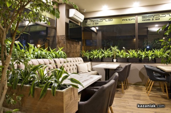 Bar & Dinner Escape отвори днес с освежен интериор