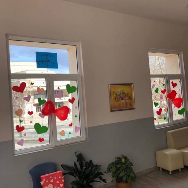 С украси, валентинки и антиспин кампания отбелязаха Св. Валентин в МГ-то