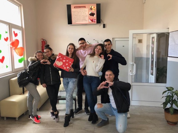 С украси, валентинки и антиспин кампания отбелязаха Св. Валентин в МГ-то