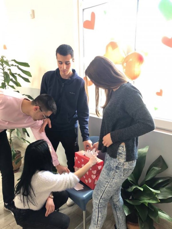 С украси, валентинки и антиспин кампания отбелязаха Св. Валентин в МГ-то