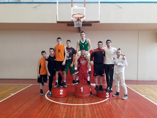 Девойките на ПГ “Иван Хаджиенов“ и юношите на ППМГ “Никола Обрешков“ - №1 в баскетбола на Казанлък