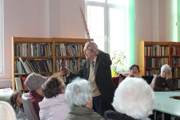 Туристическото дружество заедно с библиотеката запознаха деца с традициите на Трифон Зарезан