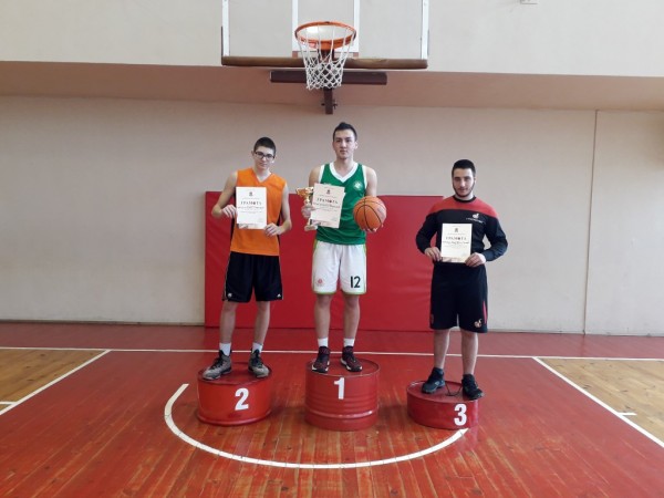Девойките на ПГ “Иван Хаджиенов“ и юношите на ППМГ “Никола Обрешков“ - №1 в баскетбола на Казанлък
