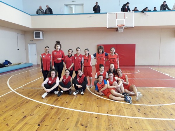 Девойките на ПГ “Иван Хаджиенов“ и юношите на ППМГ “Никола Обрешков“ - №1 в баскетбола на Казанлък