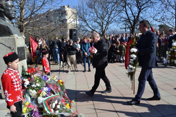 Казанлък се поклони пред паметта на Апостола на Свободата