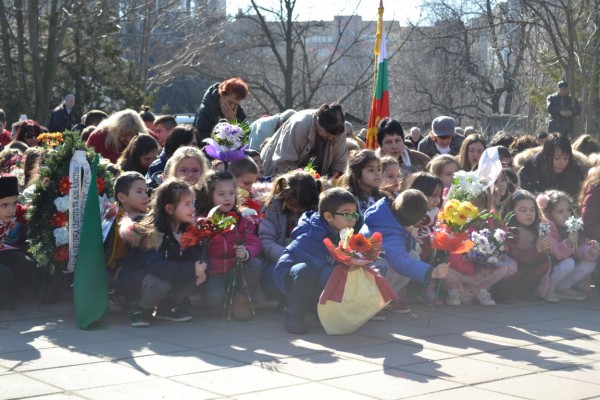 Казанлък се поклони пред паметта на Апостола на Свободата