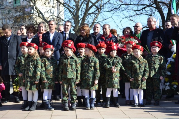 Казанлък се поклони пред паметта на Апостола на Свободата