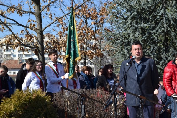 Казанлък се поклони пред паметта на Апостола на Свободата